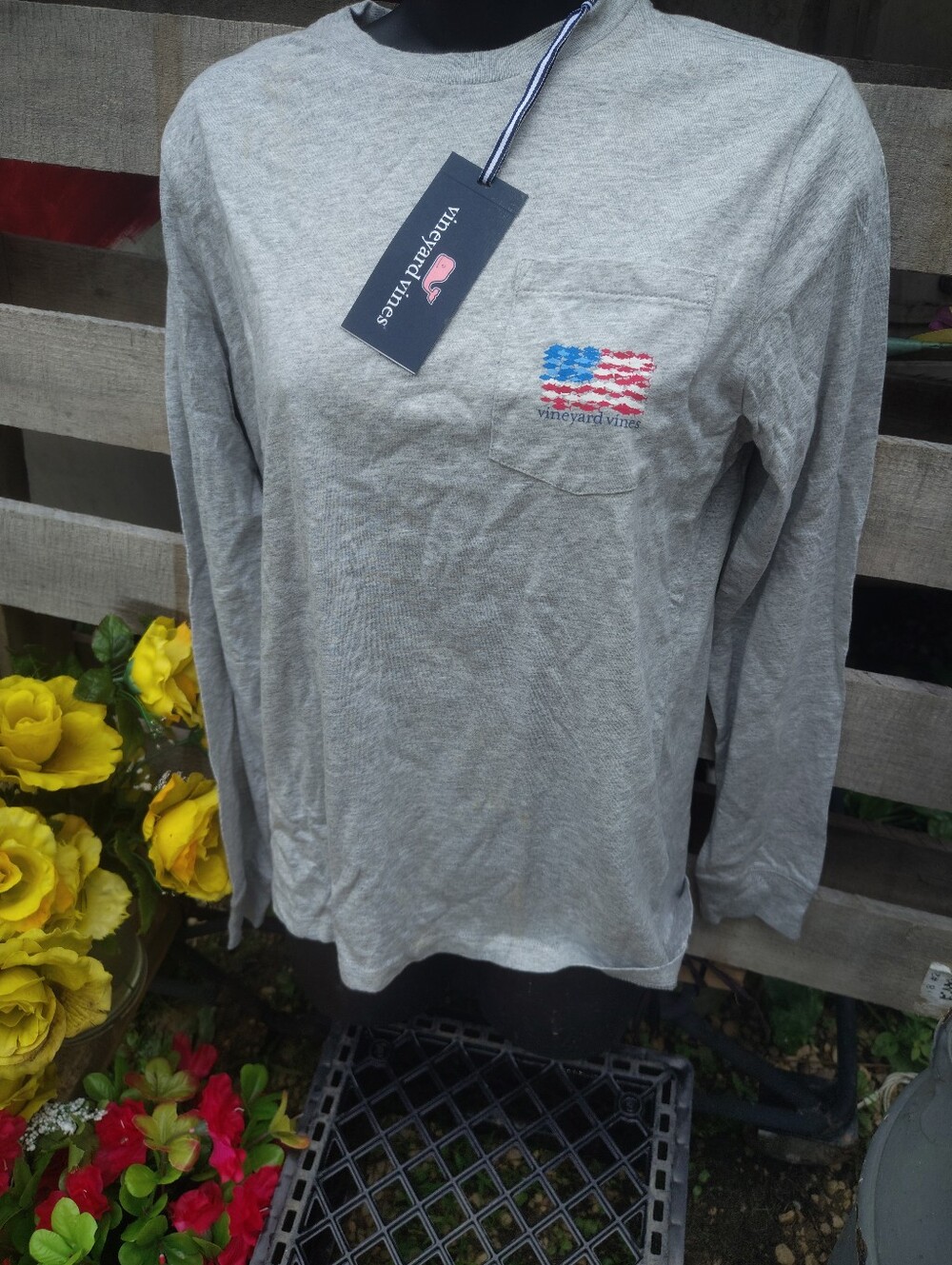 NWT Vineyard Vines Gray Long Sleeve Pocket Tee with Flag Pocket Graphic Size L